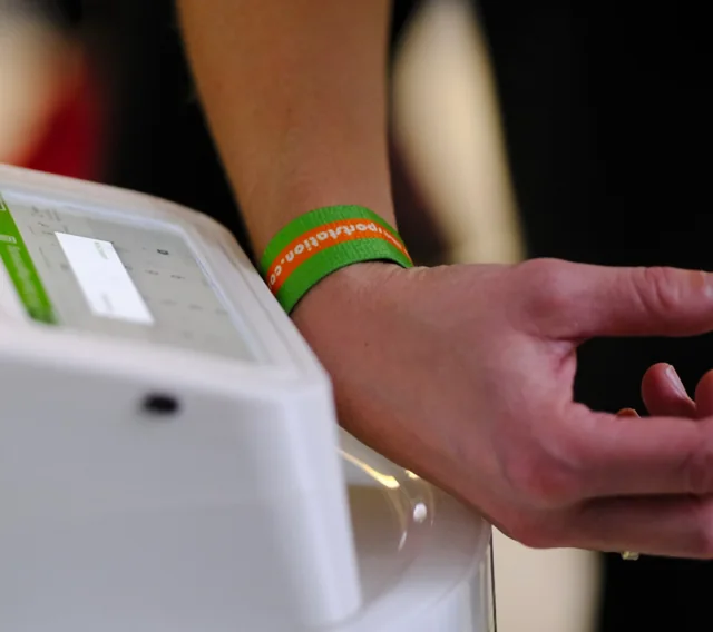 Persönliches NFC-Armband am Sensor der sportstation