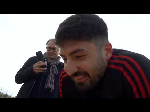 Diyar vor dem Parcours, mit Ewald Lienen im Hintergrund
