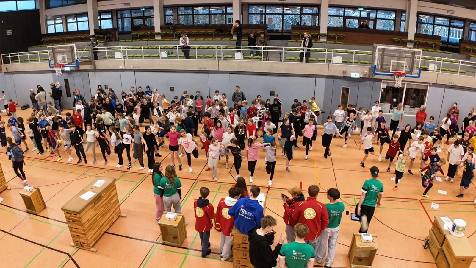 Gemeinsame Bewegung beim Schulwettbewerb Fair-Play-Heroes in der Sporthalle
