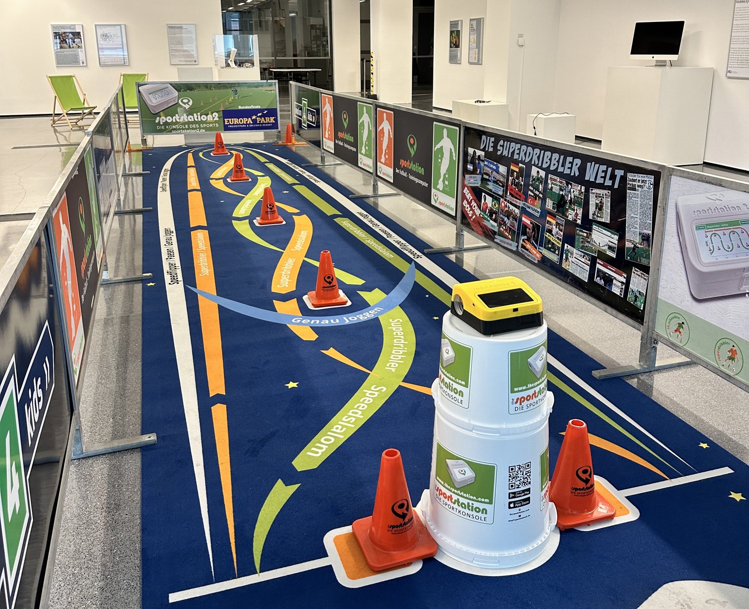 Schwarz-gelbe sportstation2 am Mitmach-Parcours der Ausstellung im Dortmunder U